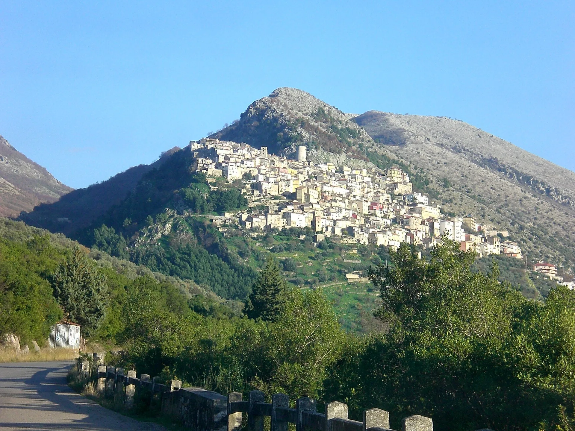 Il borgo di Castelcivita arroccato sul monte, nel Parco Nazionale del Cilento