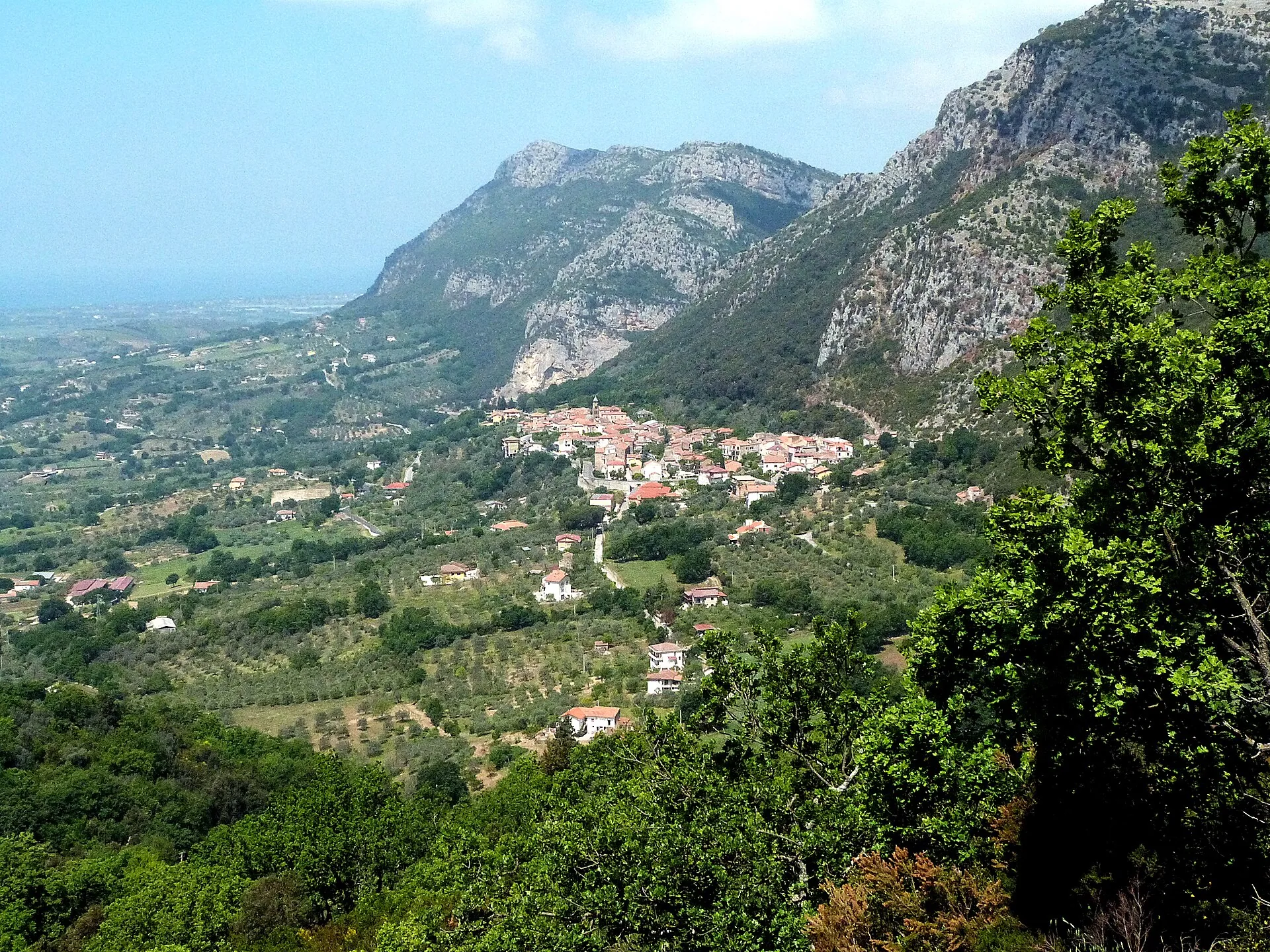 Giungano tra ulivi e boschi, ai piedi dei rilievi calcarei, con la piana sullo sfondo