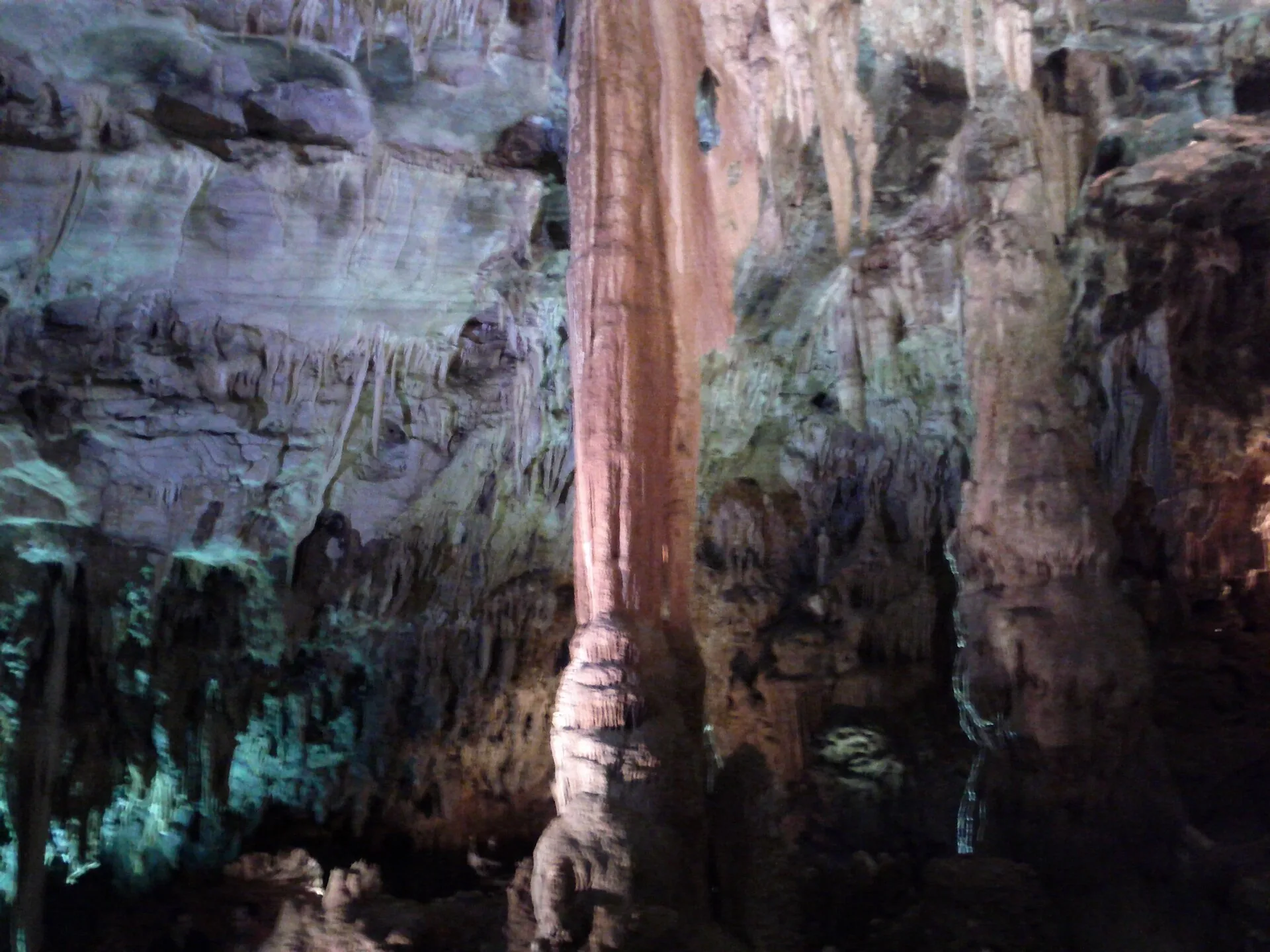 Stalattiti e colonne di roccia all'interno delle Grotte di Castelcivita