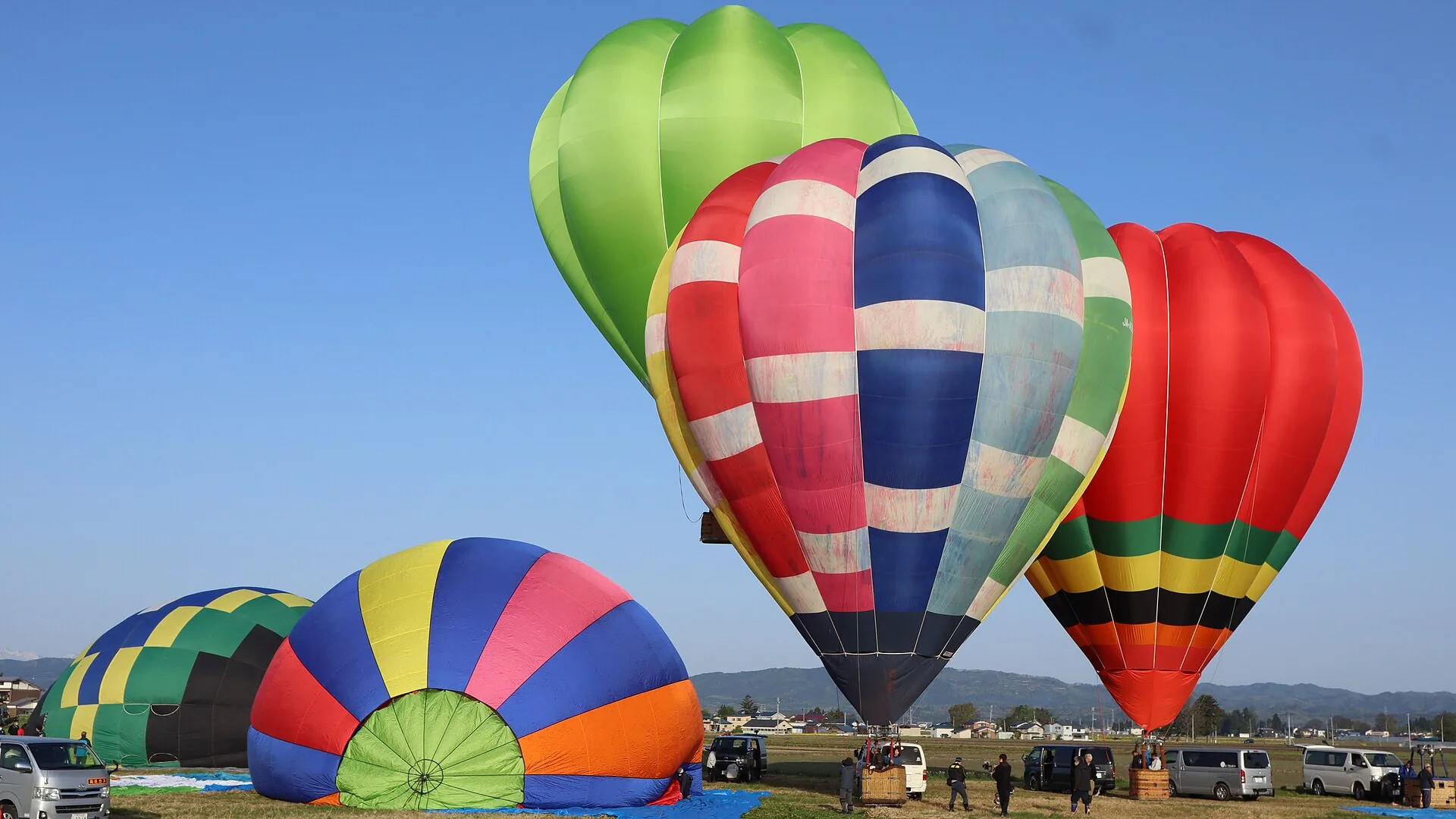 Mongolfiere colorate che si gonfiano prima del decollo