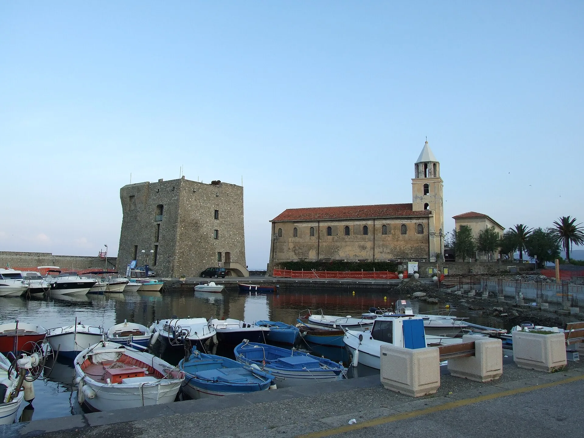 Il porto di Acciaroli con la torre e la chiesa affacciate sulle barche