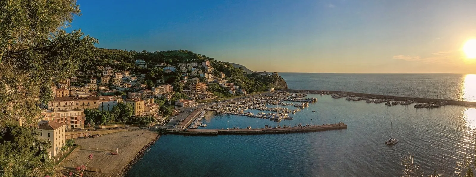 Agropoli e il suo porto visti dall'alto al tramonto