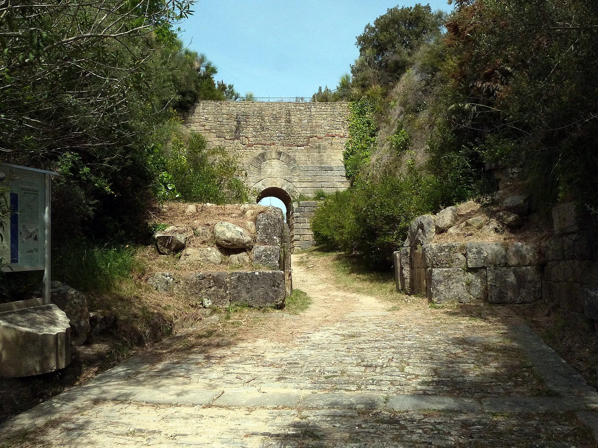 La strada antica che sale verso Porta Rosa nel parco archeologico di Velia